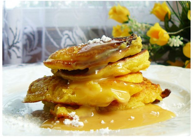 Fotografia przedstawiająca " Ananasowe pancakes w kałuży toffi "