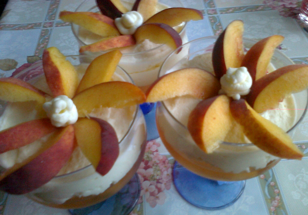 Ananasowo-brzoskwiniowy deser foto