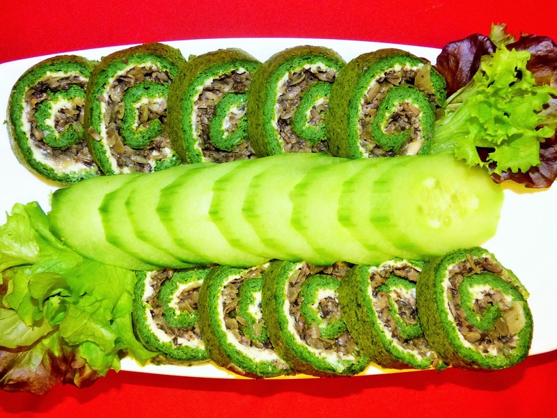 Rolada szpinakowa z serkiem topionym i pieczarkami - medium