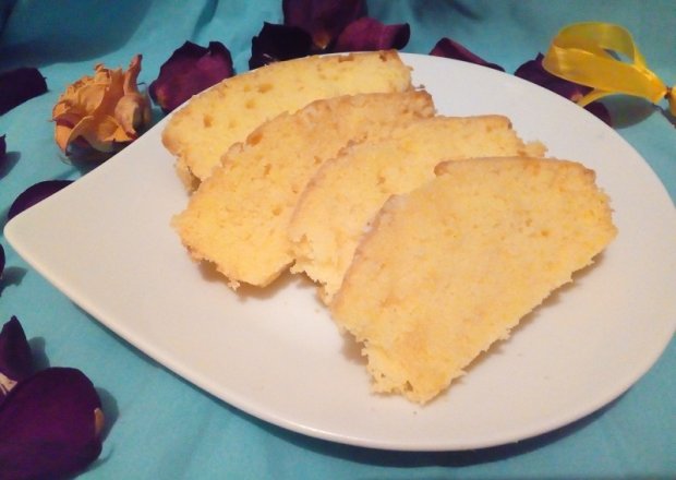 Fotografia przedstawiająca Angielskie ciasto mocno cytrynowe