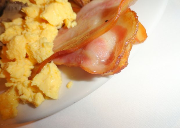 Fotografia przedstawiająca Angielskie śniadanko-jajecznica z boczkiem