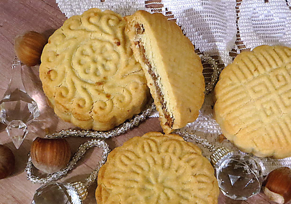 Arabskie mamoul z orzechami i figami foto