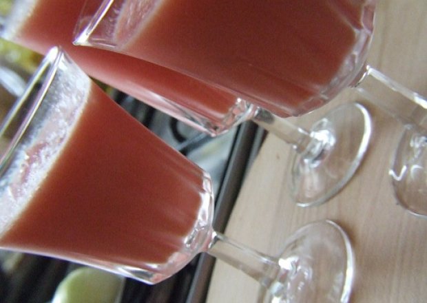 Fotografia przedstawiająca arbuzowy drink