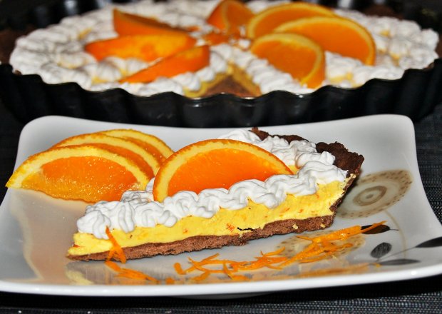 Fotografia przedstawiająca Aromatyczna mrożona tarta z pomarańczami