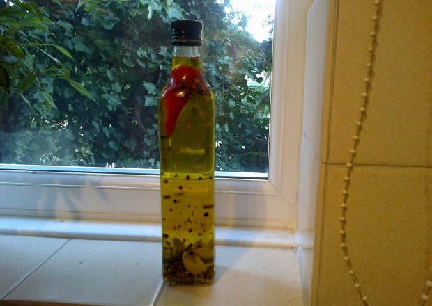 Fotografia przedstawiająca Aromatyczna oliwa domowa