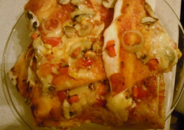 Fotografia przedstawiająca aromatyczna pizza pełna warzyw