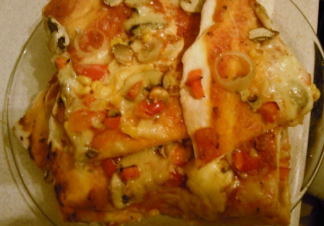 aromatyczna pizza pełna warzyw foto