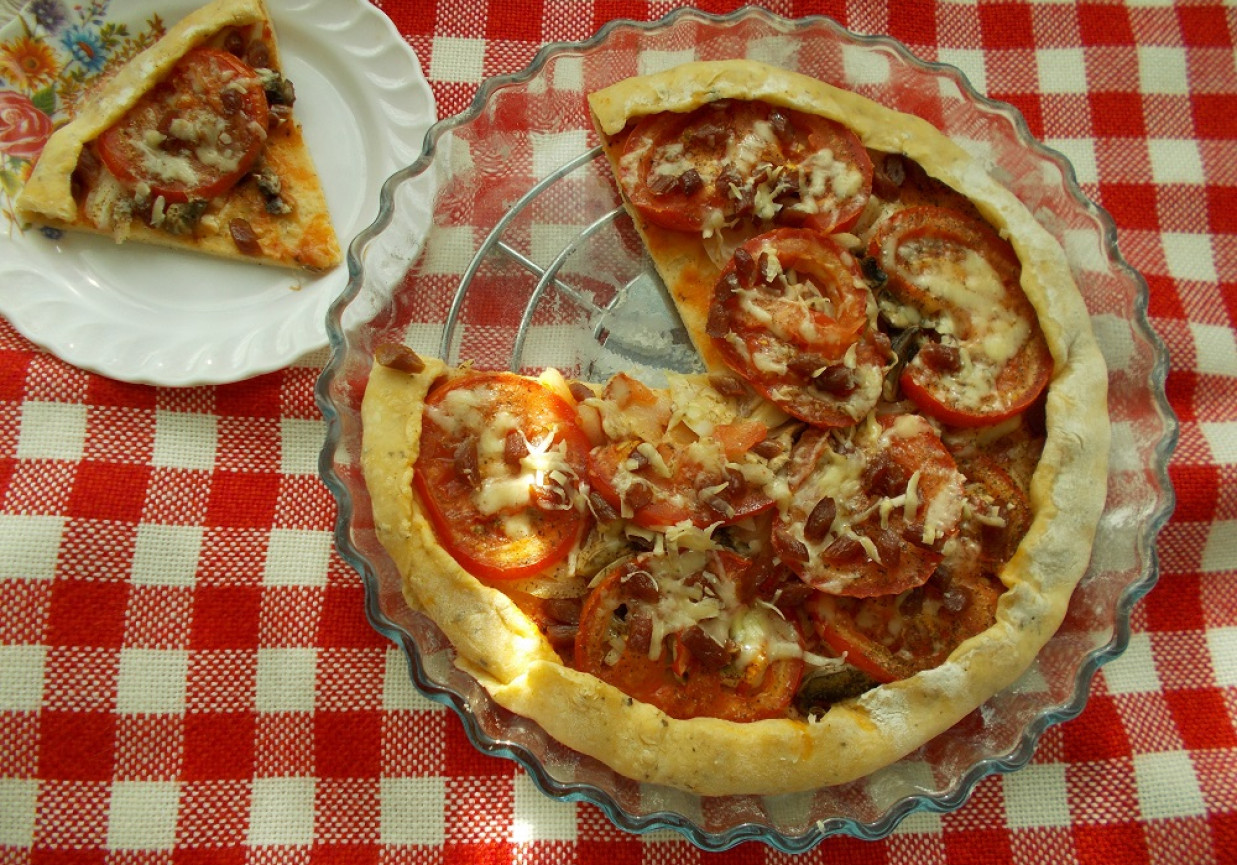 Aromatyczna pizza z kabanosami foto