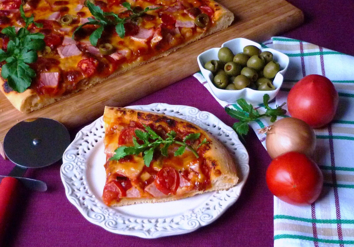 Aromatyczna pizza foto