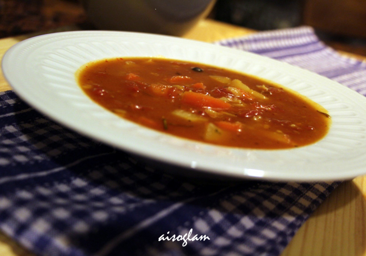Aromatyczna pomidorówka z bazylią foto