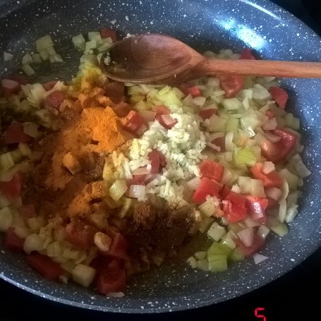 Krok 3 - Aromatyczna potrawka z czerwoną soczewicą i cukinią foto