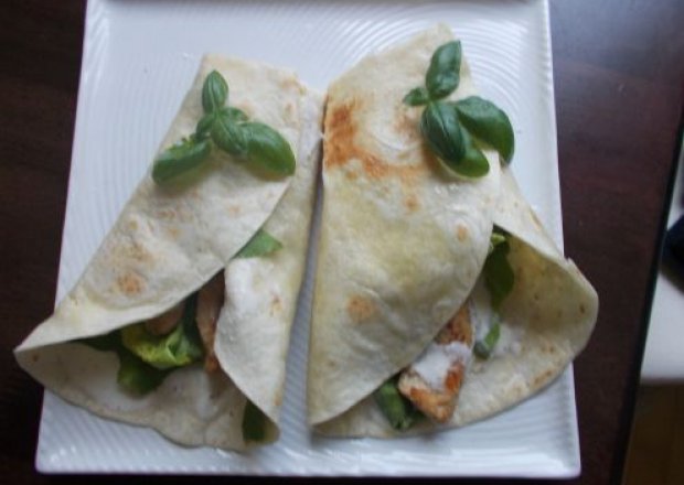 Fotografia przedstawiająca Aromatyczna tortilla z kurczakiem