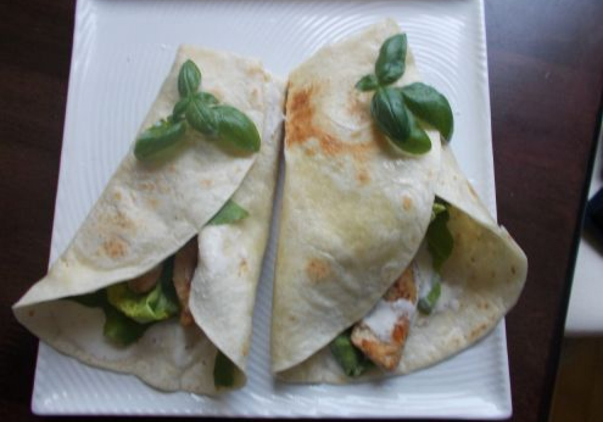 Aromatyczna tortilla z kurczakiem foto