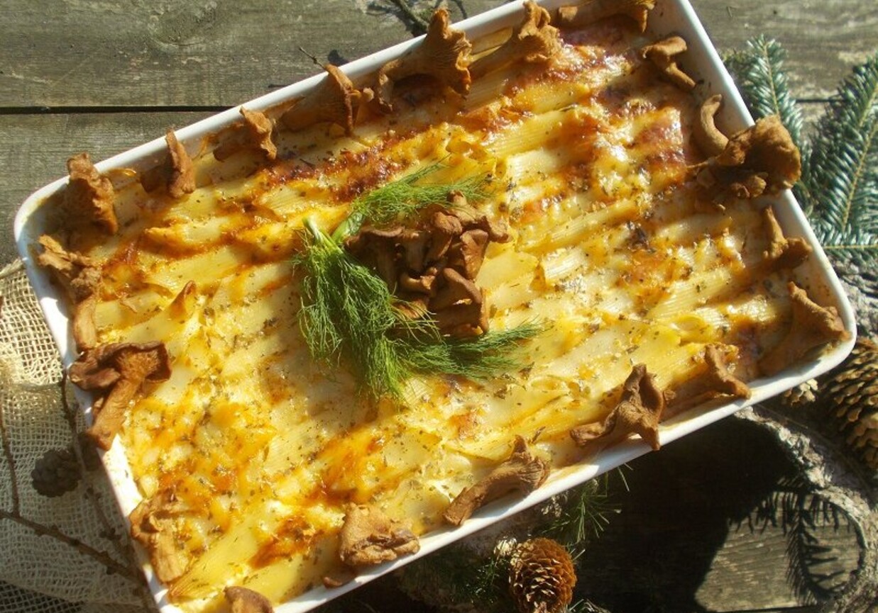 Aromatyczna zapiekanka makaronowa w sosie serowym z kurkami foto