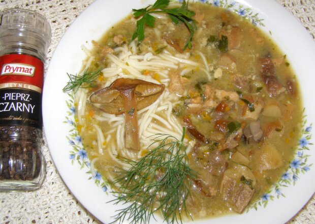 Fotografia przedstawiająca Aromatyczna zupa grzybowa z prawdziwków z makaronem