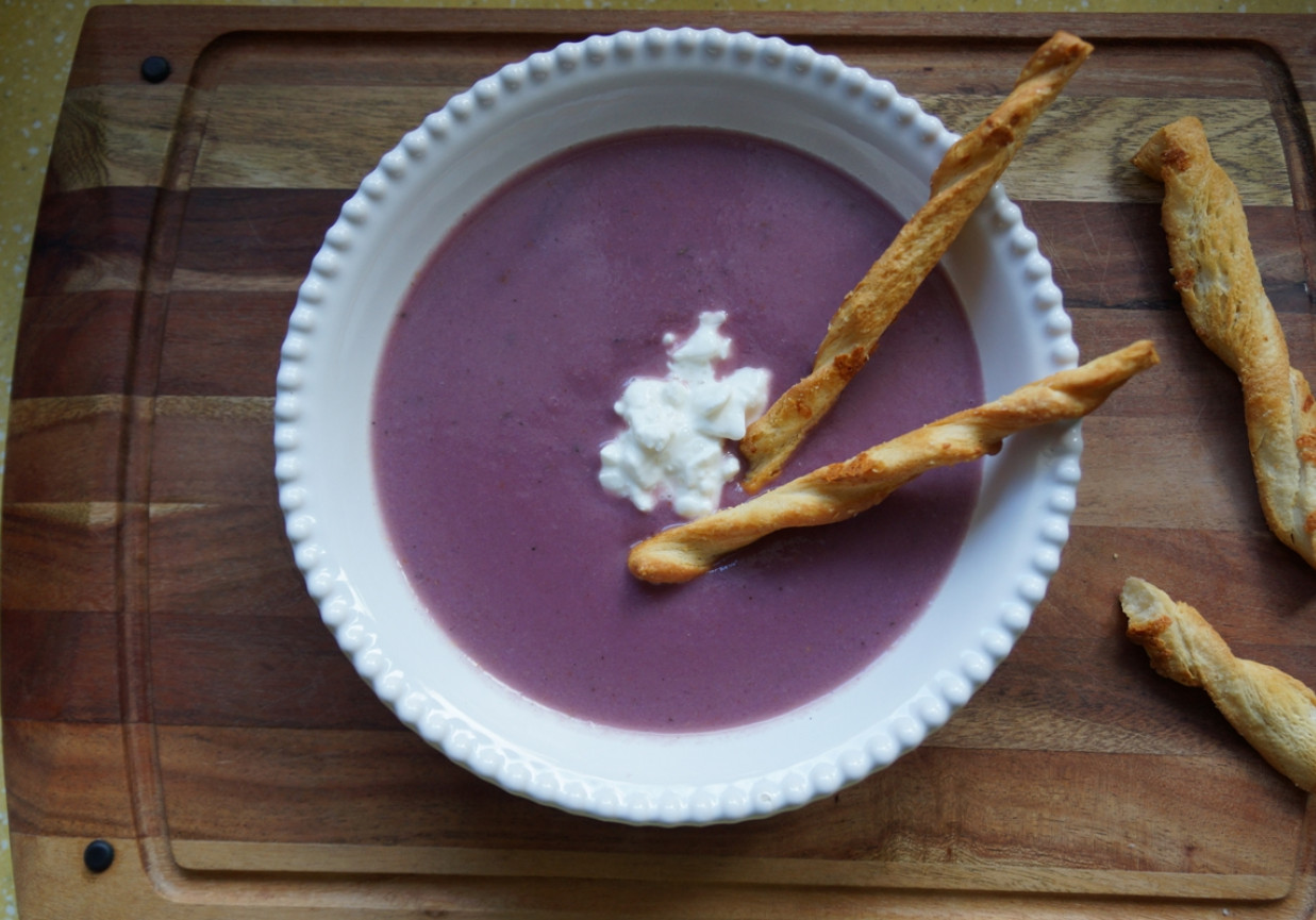 Aromatyczna zupa krem z czerwonej kapusty  foto