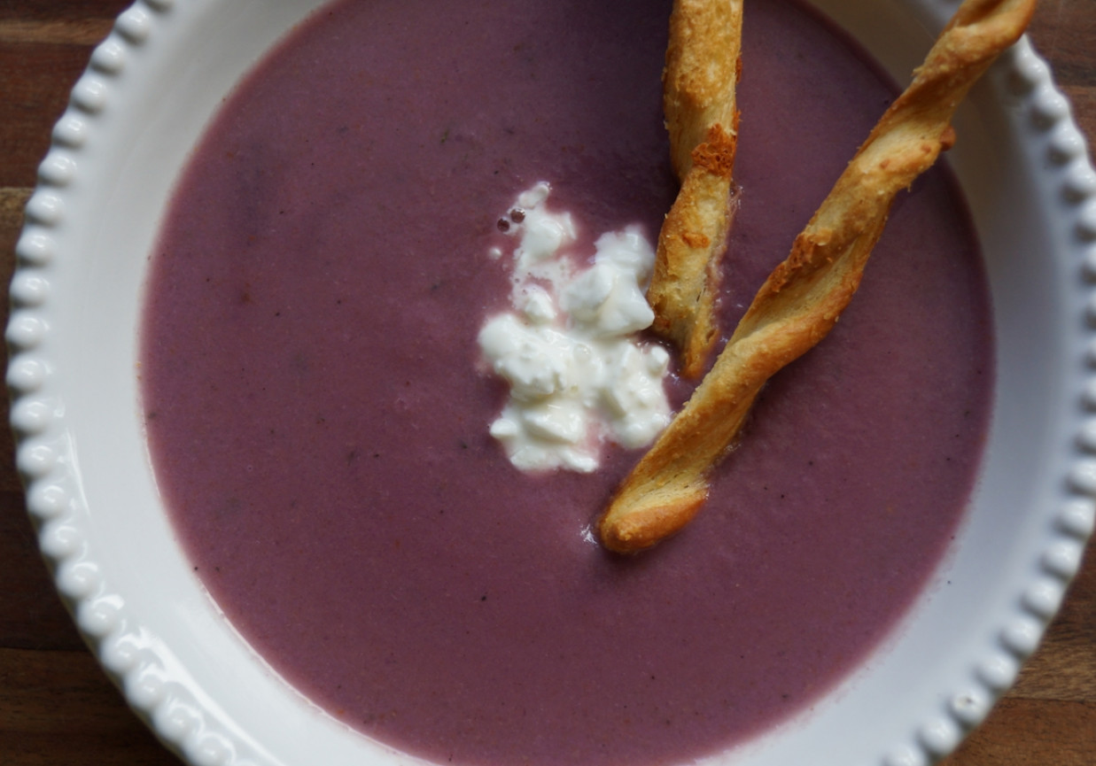 Aromatyczna zupa krem z czerwonej kapusty  foto