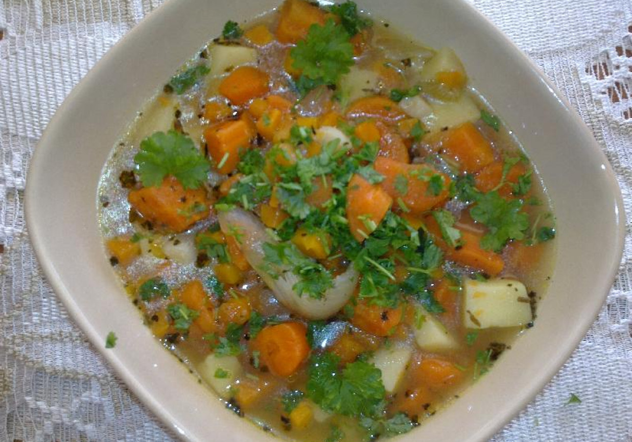 Aromatyczna zupa marchewkowa foto