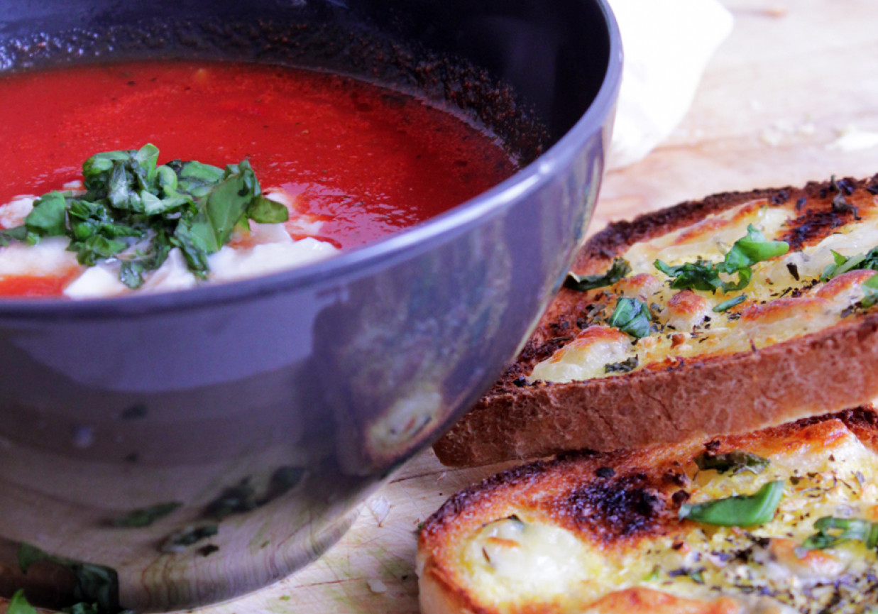 Aromatyczna zupa pomidorowa z grzankami czosnkowymi foto