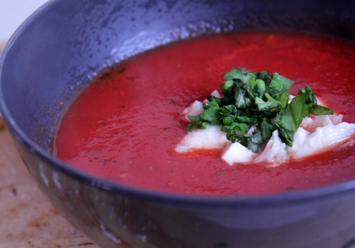Aromatyczna zupa pomidorowa z grzankami czosnkowymi foto