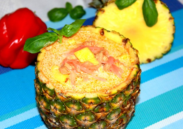 Fotografia przedstawiająca Aromatyczna zupa z ananasem i mleczkiem kokosowym