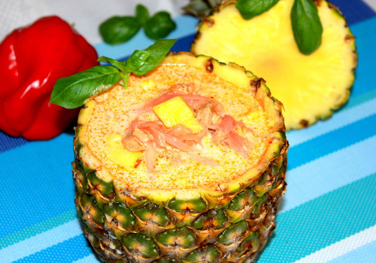 Aromatyczna zupa z ananasem i mleczkiem kokosowym  foto
