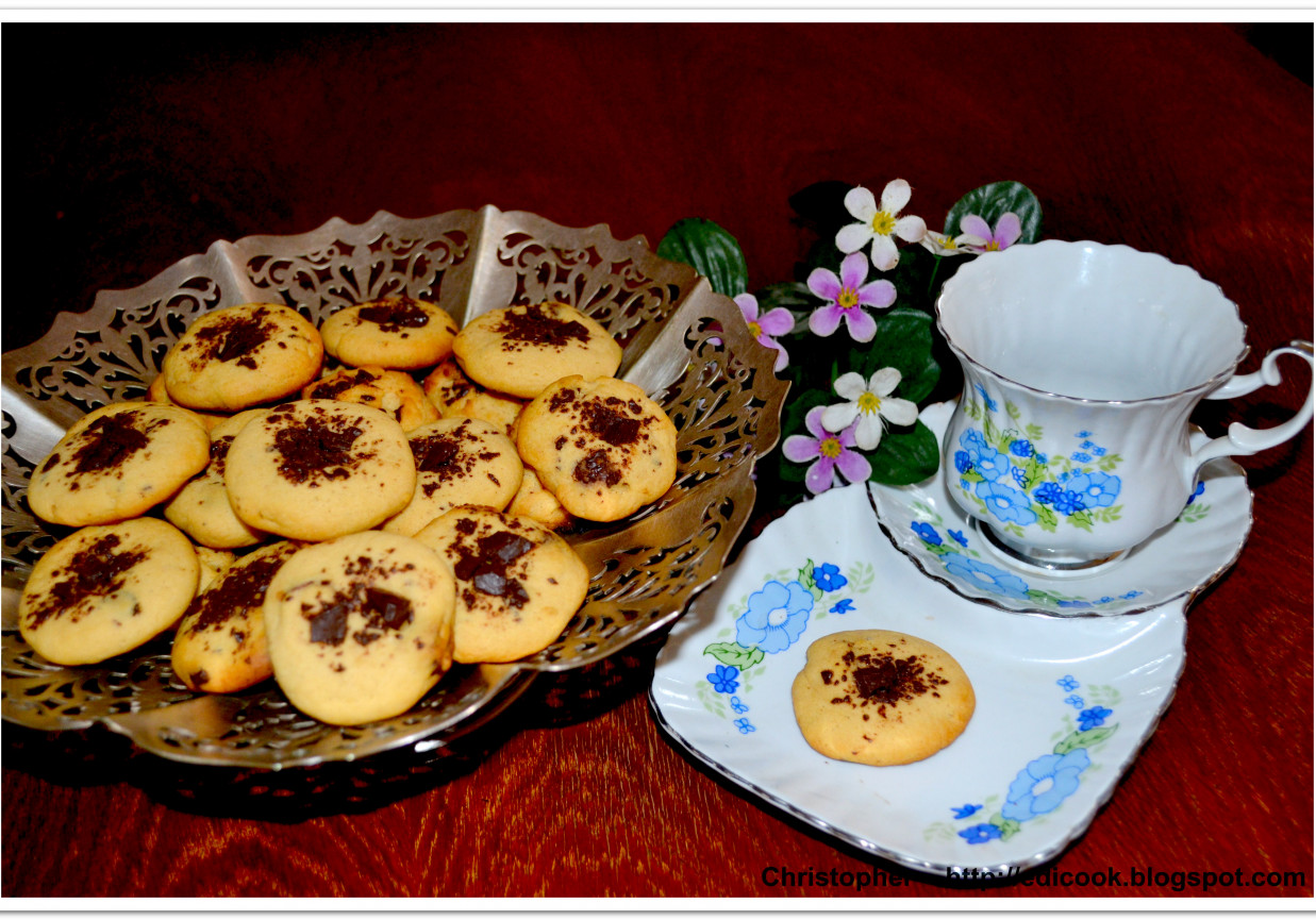 Aromatyczne ciasteczka czekoladowo-kardamonowe foto