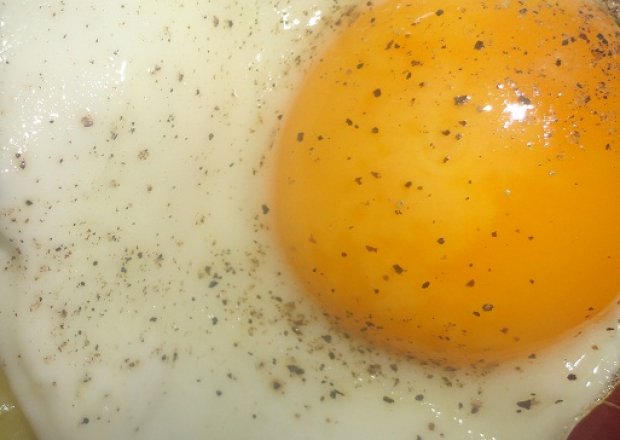 Fotografia przedstawiająca aromatyczne jajka sadzone