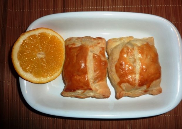 Fotografia przedstawiająca Aromatyczne kieszonki francuskie z jabłkiem i pomarańczą