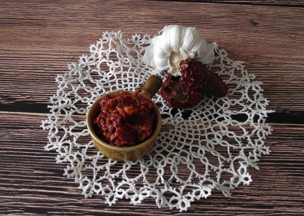 Fotografia przedstawiająca Aromatyczne pesto z suszonych pomidorów