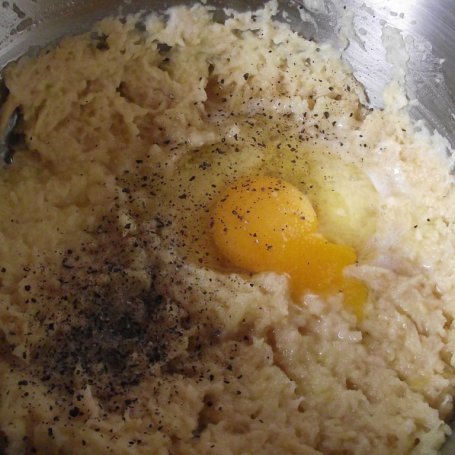 Krok 2 - Aromatyczne placuszki z młodych ziemniaków z natką pietruszki foto