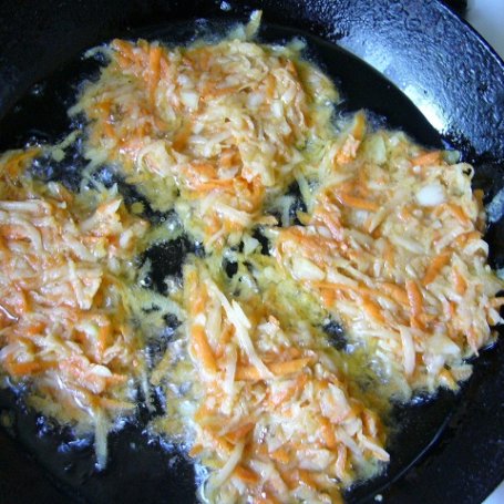 Krok 2 - Aromatyczne placuszki ziemniaczano-marchewkowe foto