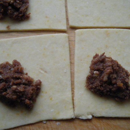 Krok 2 - Aromatyczne rogaliki z masą orzechową foto