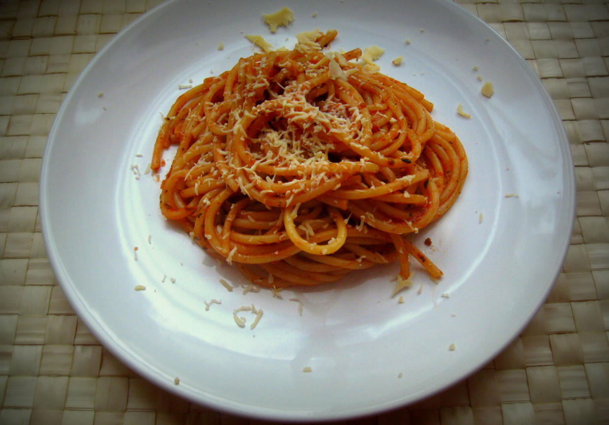 Aromatyczne spaghetti bolognese foto