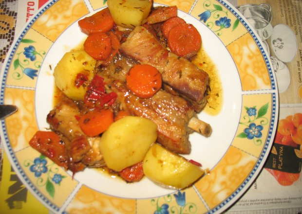 Fotografia przedstawiająca Aromatyczne żeberka z marchewką i cebulą