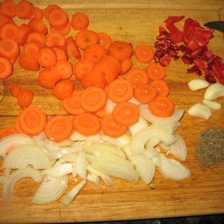 Krok 2 - Aromatyczne żeberka z marchewką i cebulą foto