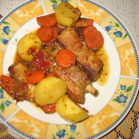 Krok 4 - Aromatyczne żeberka z marchewką i cebulą foto