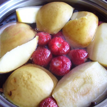 Krok 2 - Aromatyczny kompot z truskawek i jabłek foto