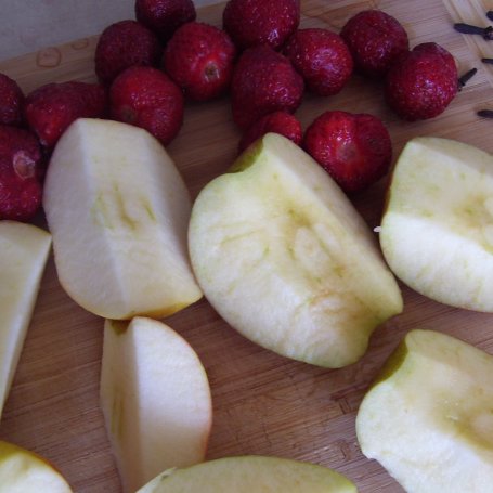 Krok 1 - Aromatyczny kompot z truskawek i jabłek foto