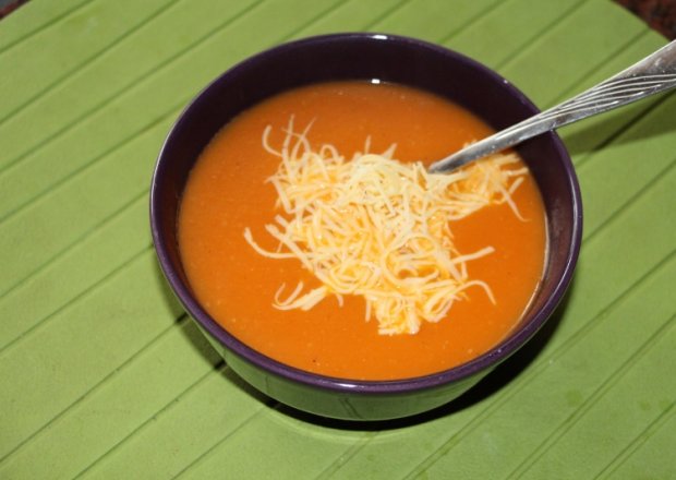 Fotografia przedstawiająca Aromatyczny krem z pomidorami