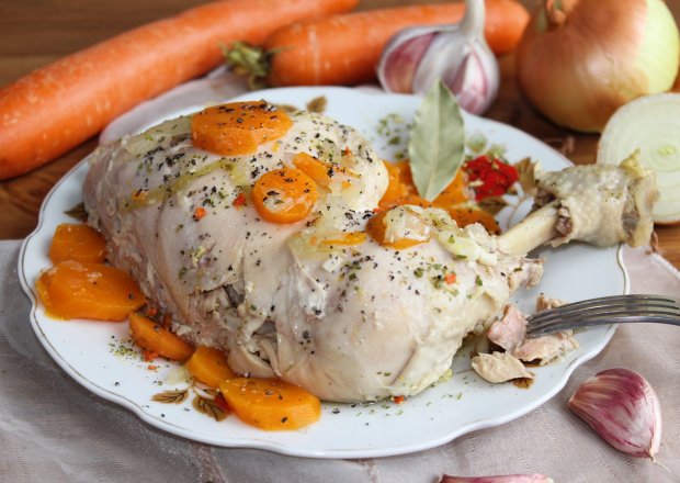 Fotografia przedstawiająca Aromatyczny kurczak gotowany z warzywami