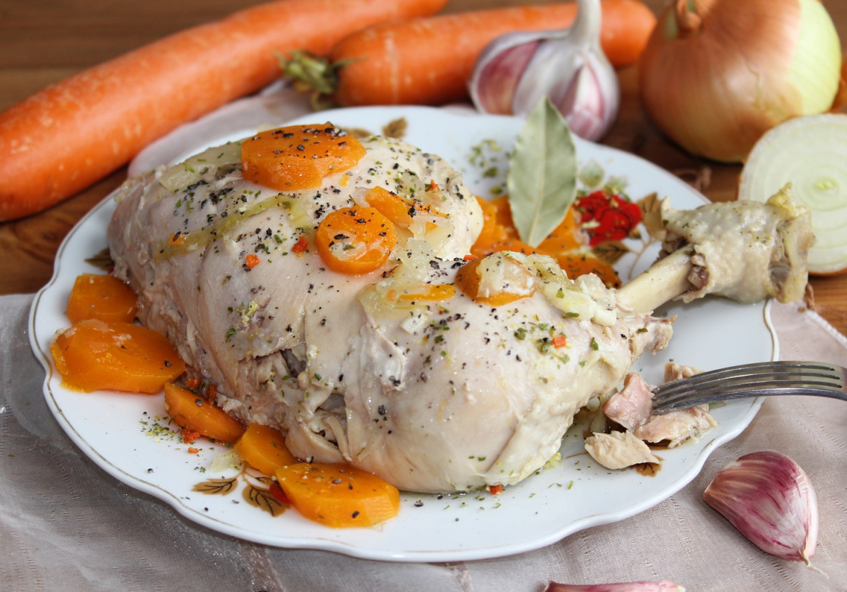 Aromatyczny kurczak gotowany z warzywami  foto