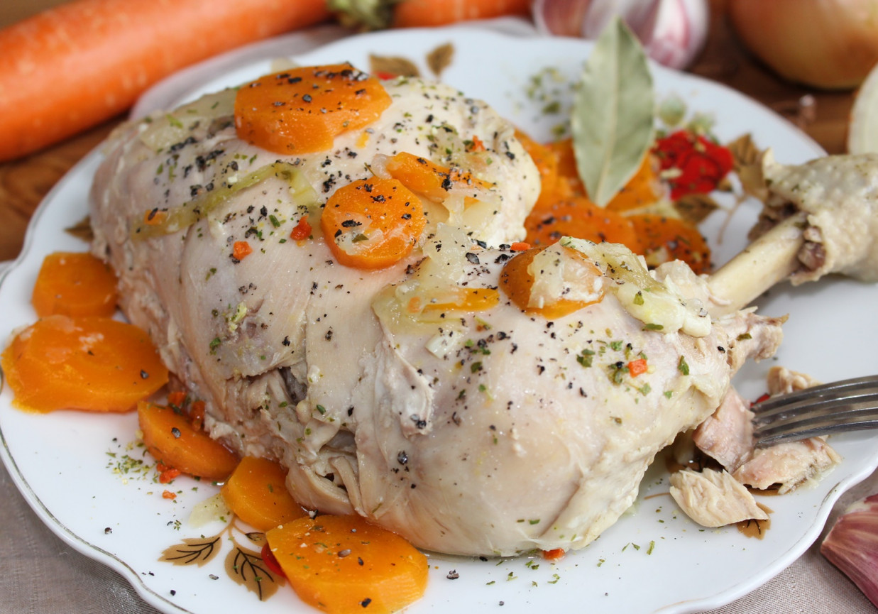 Aromatyczny kurczak gotowany z warzywami  foto