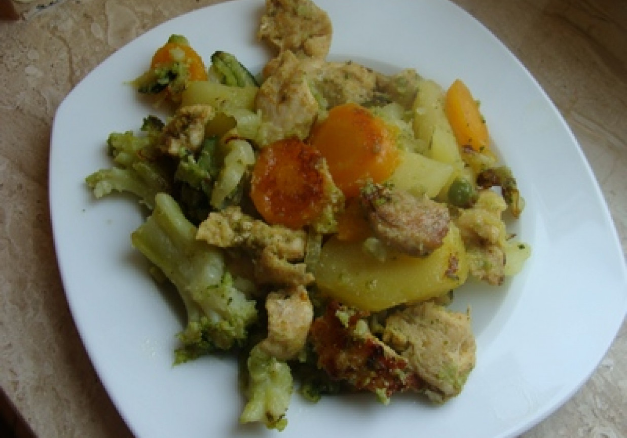 Aromatyczny kurczak pieczony z warzywami foto