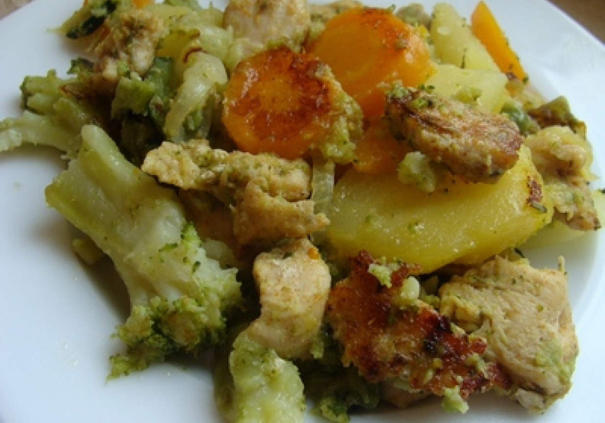 Aromatyczny kurczak pieczony z warzywami foto