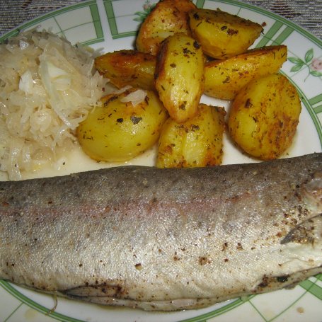 Krok 3 - Aromatyczny pstrąg z tymiankiem z pieczonymi ziemniaczkami. foto
