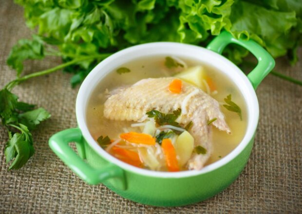 Fotografia przedstawiająca Aromatyczny rosół na skrzydełkach