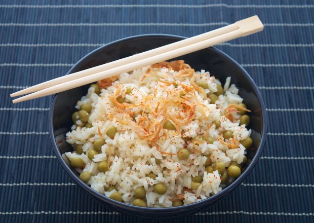 Fotografia przedstawiająca Aromatyczny ryż z groszkiem