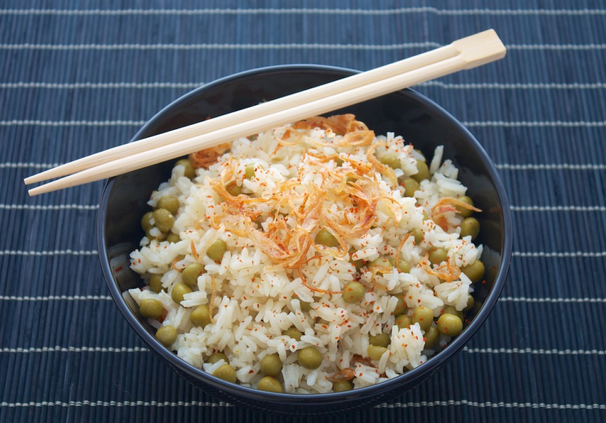 Aromatyczny ryż z groszkiem foto