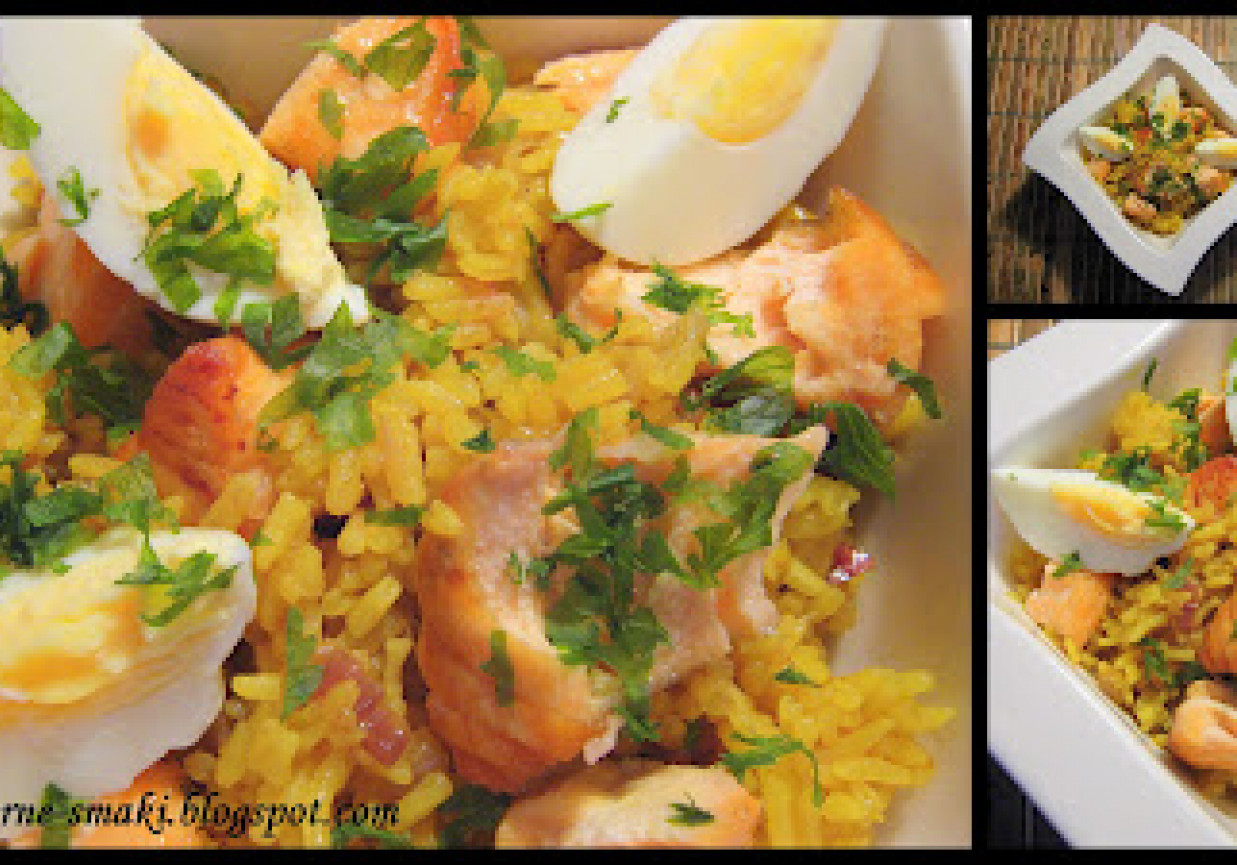 Aromatyczny ryż z jajkiem i pieczonym łososiem foto